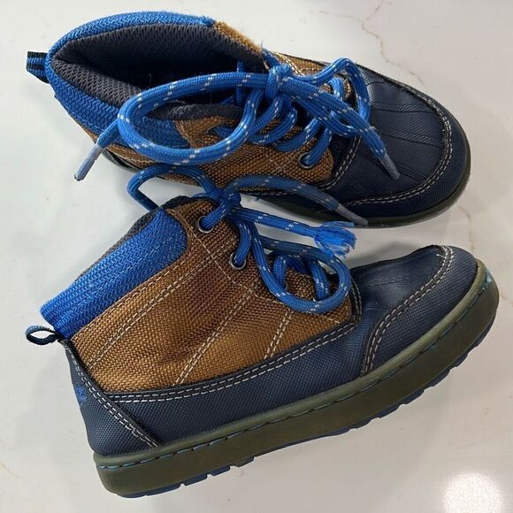 Bundle 2 pairs Oshkosh boys shoes toddler 10 - Picture 3 of 10